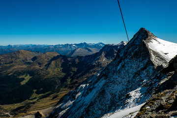 Schroffe Felsen rund um den Gipfel des hohen Sonnblicks in Österreich