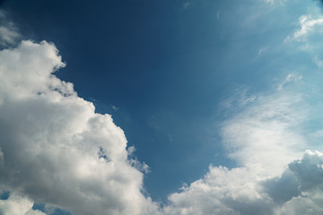 Fototapeta premium Deep blue sky with interesting cumulus cloud formations