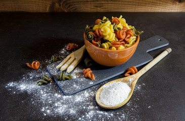 Bol con pasta y harina por la mesa