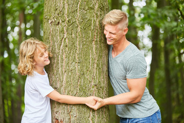 Vater und Sohn halten sich an den Händen