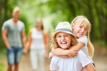 Zwei Kinder spielen ausgelassen