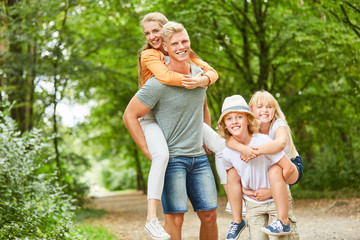 Familie und Kinder haben Spaß