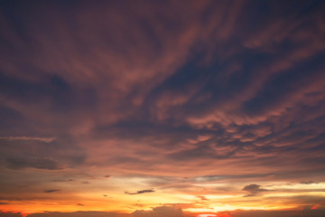 Fototapeta premium Zmierzchu nieba tło. Kolorowe niebo zachód słońca i niebo cloud.vivid w zmierzchu czas background.Fiery pomarańczowe niebo zachód słońca. Piękny