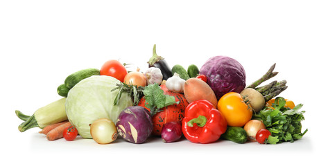 Tas de légumes mûrs frais sur fond blanc. Alimentation biologique