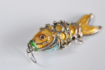 macro avec pendentif en poisson jaune et vert
