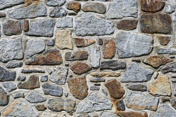 mur en pierres apparentes