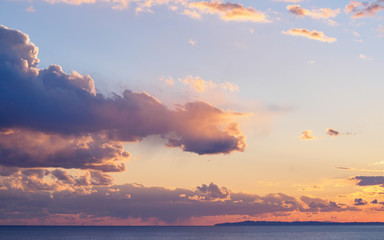 夕日に照らされる雲