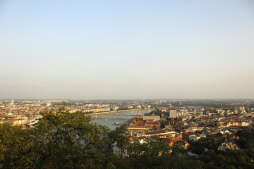 Fototapeta na wymiar вид на Дунай и будапештские мосты с горы Геллерт