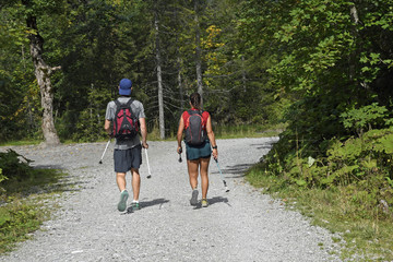 wanderer im kleinwalsertal