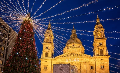 Foto auf Acrylglas Weihnachtsmarkt in Budapest. Von Advent bis Neujahr beherbergt der Platz vor der Basilika einen charmanten Weihnachtsmarkt © Horváth Botond