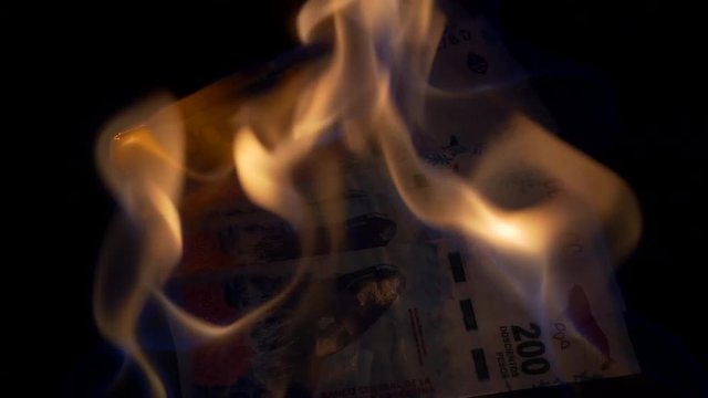 Argentinian 200 pesos bills burning to disappear
