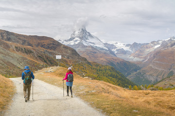 Obraz premium Wędrówki po Alpach Szwajcarskich ze szczytem Matterhorn w tle, Szwajcaria