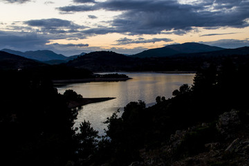 lago al tramonto