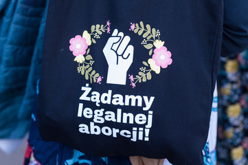 napis żądamy legalnej aborcji  © FOTOWAWA