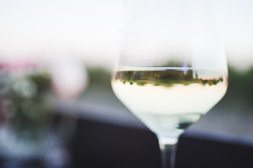 Weinglas mit Weißwein