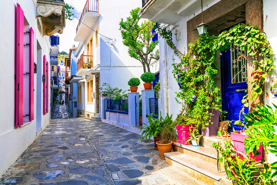 Fototapeta Urocze tradycyjne wąskie uliczki greckich wysp. Miasto Skopelos.