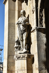 Fototapeta na wymiar Statue de l'église Saint-Germain l'Auxerrois à Paris, France