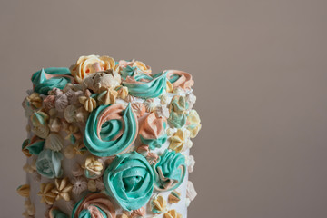 Cake decorated with Swiss meringue in the shape of flowers