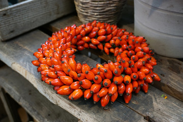 Dekoration im Landhausstil Kranz aus Hagebutten im Herbst - countrystyle autumn wreath of rosehip © Birgit Puck