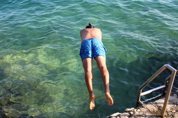 Fare un tuffo nel mare