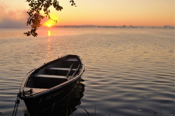 лодка у берега на восходе