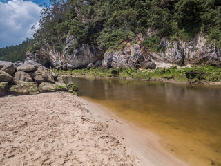 Playa de la Franca (Beach of La Franca) w lipcowy słoneczny dzień