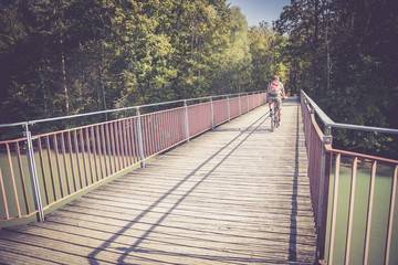 Bunte Holzbrücke im Herbst, Bäume und blauer Himmel