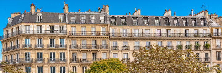 Fototapeta na wymiar Paris, beautiful buildings, typical parisian facades