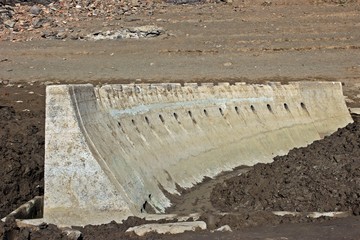 Das aufgetauchte Sperrmauermodell im leeren Edersee