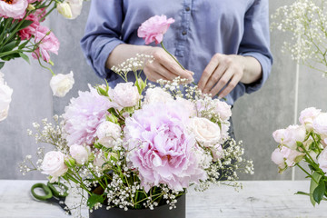 Florist at work: How to make fashionable flower box