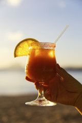 Cocktail mit Strohhalm und Zitrone