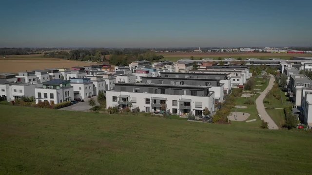 Neubausiedlung auf dem Land