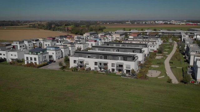 Neubausiedlung auf dem Land