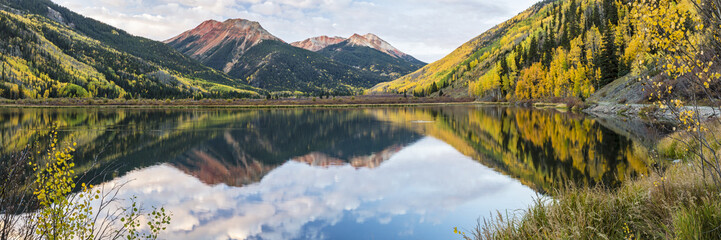 Obraz premium Crystal Lake Sunrise Reflections Panorama