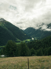 Obraz premium Tief hängende Wolken Im Lötschental
