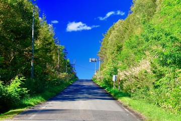 空につながる登り坂