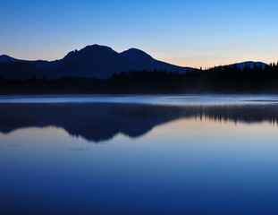 Fototapeta premium Sunset on the Beautiful Beaver Mines Lake in Alberta Throws an Amazing Reflection