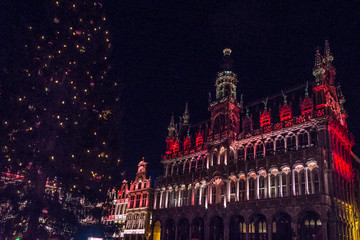 Espectáculo de música y luces de noche en la Grand Place de Bruselas, Bélgica  en Navidad