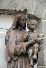 Fototapeta na wymiar Ville de Dol de Bretagne, sculpture la vierge et l'enfant, département d'Ille et vilaine, Bretagne, France