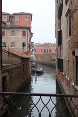 Canal de venecia en dia nublado