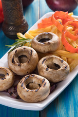 Grilled button mushrooms with potato chips