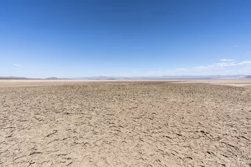  Droog Mojave-woestijnmeer met knapperige modderpatronen in de buurt van Baker, Californië © trekandphoto