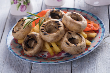 Grilled button mushrooms with potato chips