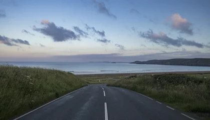 Papier Peint photo Lavable Côte Route asphaltée vide dans la pittoresque côte au Pays de Galles, Royaume-Uni