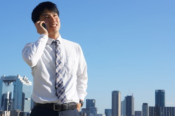 電話で朗報を聞くビジネスマン