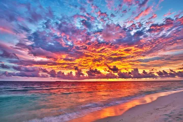 Fototapeten Farbenfroher Sonnenuntergang über dem Meer auf den Malediven © sborisov