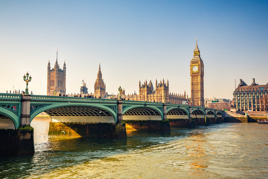 Fototapeta Big Ben and westminster bridge in London at autumn