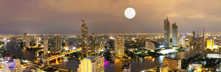 Fototapety  Widok na panoramę Bangkoku i rzeki z księżycem w nocy Pejzaż Tajlandia