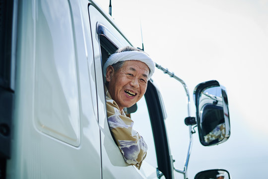 ダンプカーを運転する男性