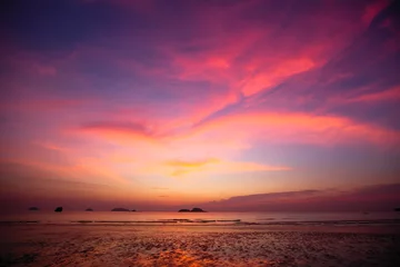 Papier Peint photo Mer / coucher de soleil Ciel crépusculaire sur la côte de la mer.